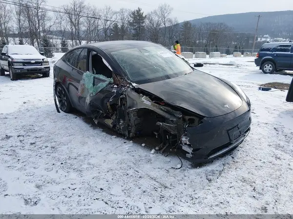 7SAYGAEE0NF381904 2022 TESLA MODEL Y - Image 1