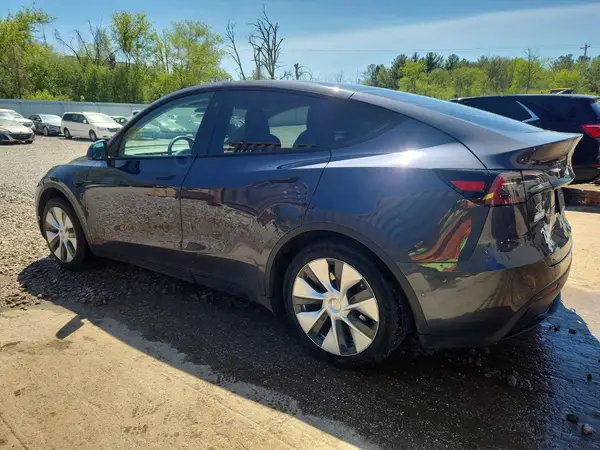 7SAYGAEE0NF382647 2022 TESLA MODEL Y - Image 2