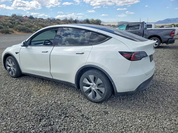 7SAYGAEE0NF408129 2022 TESLA MODEL Y - Image 2