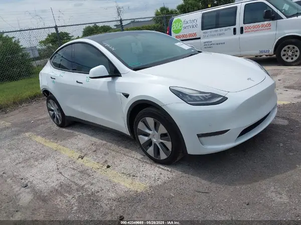 7SAYGAEE0NF428932 2022 TESLA MODEL Y - Image 1
