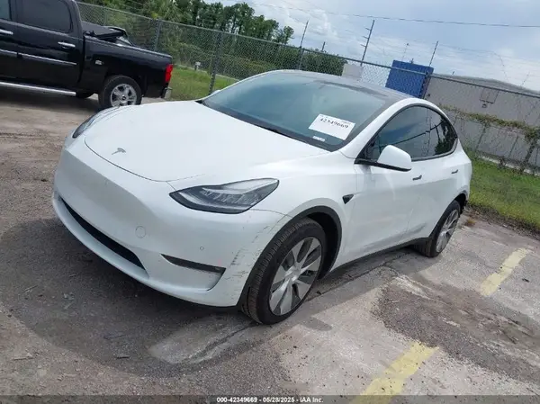 7SAYGAEE0NF428932 2022 TESLA MODEL Y - Image 2