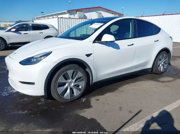 7SAYGAEE0NF493375 2022 TESLA MODEL Y - Image 2