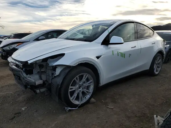 7SAYGAEE0NF533812 2022 TESLA MODEL Y - Image 1