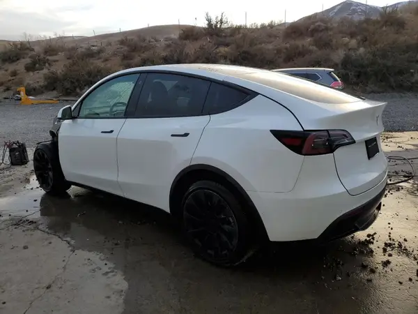 7SAYGAEE0NF568396 2022 TESLA MODEL Y - Image 2