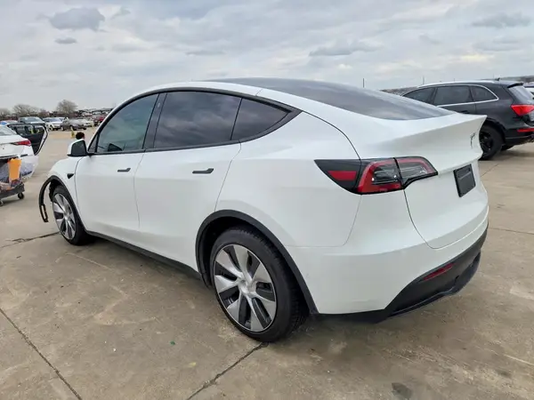 7SAYGAEE0PF582270 2023 TESLA MODEL Y - Image 2