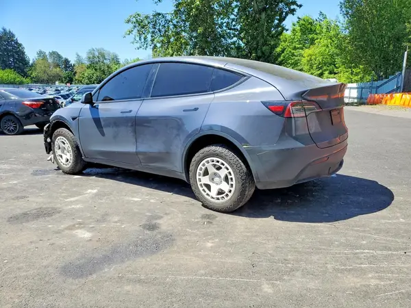7SAYGAEE0PF589025 2023 TESLA MODEL Y - Image 2