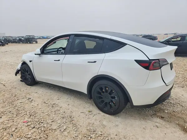 7SAYGAEE0PF980398 2023 TESLA MODEL Y - Image 2