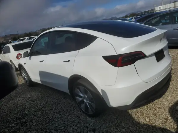 7SAYGAEE1NF403523 2022 TESLA MODEL Y - Image 2