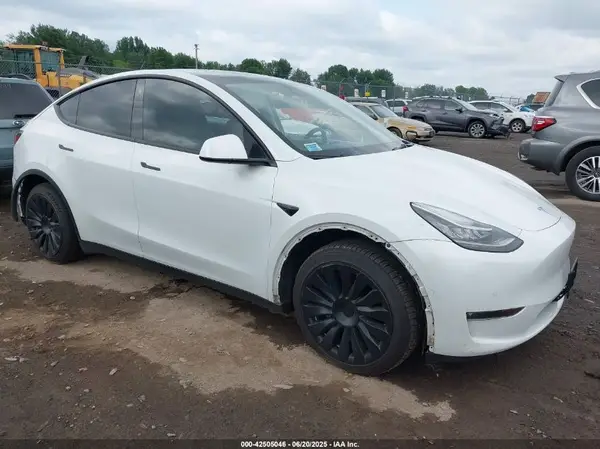 7SAYGAEE1NF467562 2022 TESLA MODEL Y - Image 1
