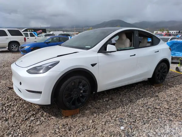 7SAYGAEE1PF978353 2023 TESLA MODEL Y - Image 1