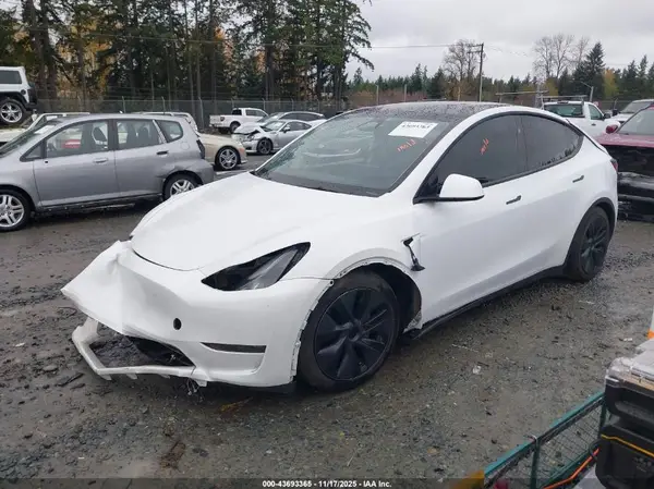 7SAYGAEE1RF122280 2024 TESLA MODEL Y - Image 2