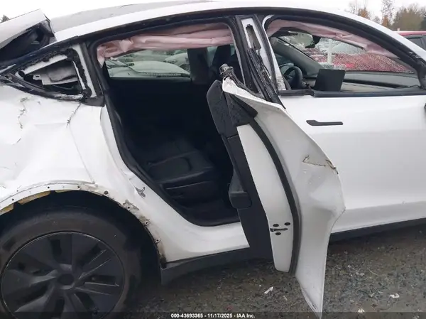 7SAYGAEE1RF122280 2024 TESLA MODEL Y - Image 8