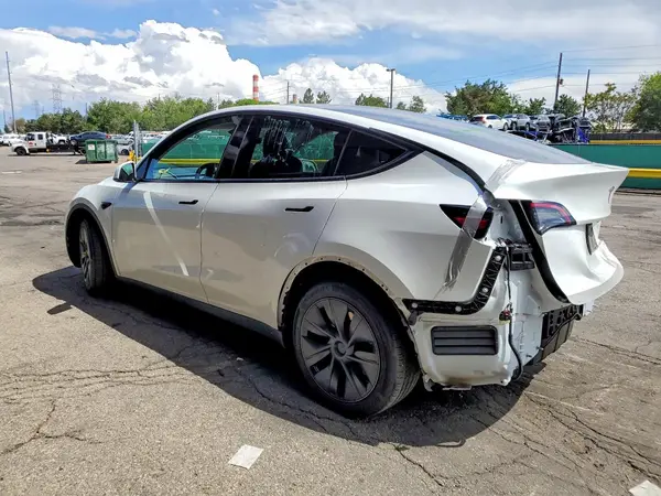 7SAYGAEE1RF133456 2024 TESLA MODEL Y - Image 2