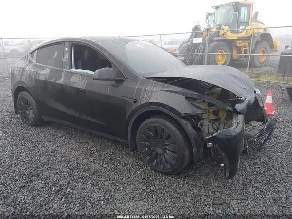 7SAYGAEE1RF985743 2024 TESLA MODEL Y - Image 1