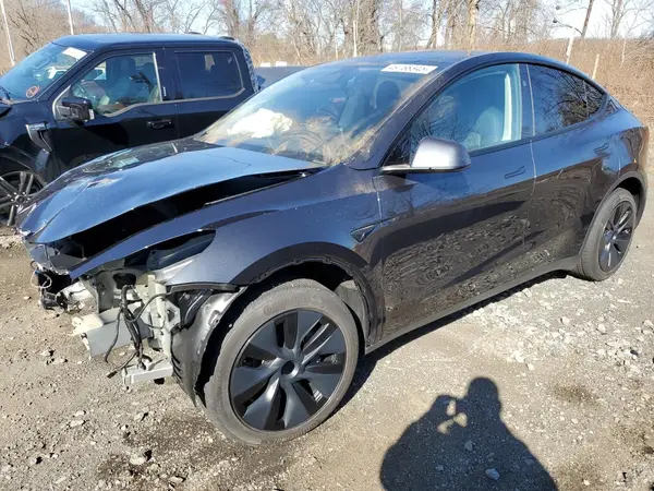 7SAYGAEE1SF218433 2025 TESLA MODEL Y - Image 1