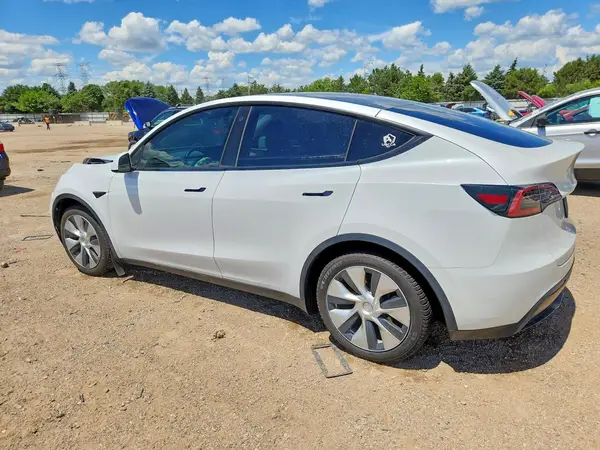 7SAYGAEE2NF313510 2022 TESLA MODEL Y - Image 2