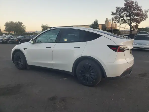 7SAYGAEE2NF403918 2022 TESLA MODEL Y - Image 2