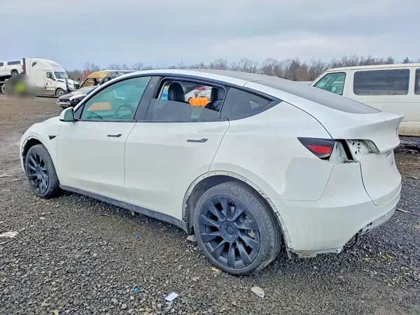 7SAYGAEE2PF606696 2023 TESLA MODEL Y - Image 2