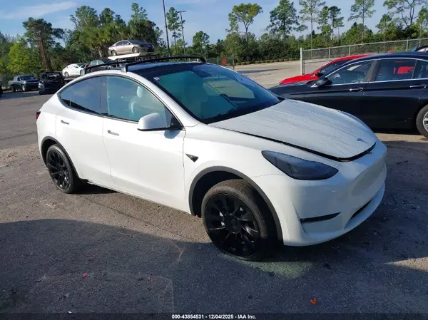 7SAYGAEE2PF640590 2023 TESLA MODEL Y - Image 1