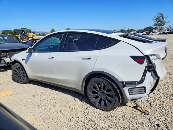 7SAYGAEE2RF008613 2024 TESLA MODEL Y - Image 2