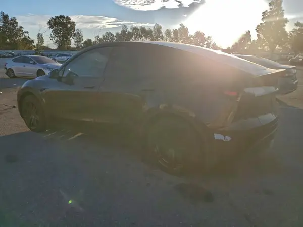 7SAYGAEE2RF077754 2024 TESLA MODEL Y - Image 2