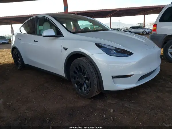 7SAYGAEE2RF122644 2024 TESLA MODEL Y - Image 1
