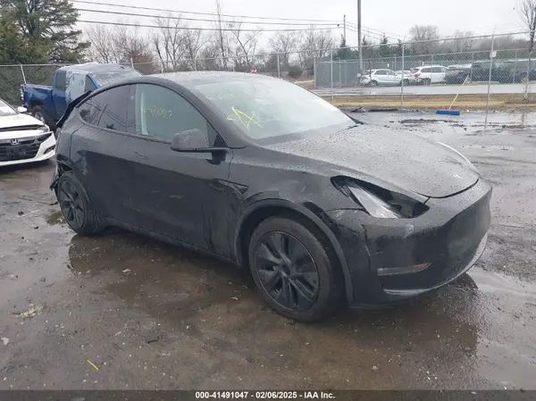7SAYGAEE2RF182116 2024 TESLA MODEL Y - Image 1