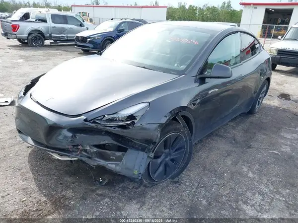 7SAYGAEE2SF218134 2025 TESLA MODEL Y - Image 2
