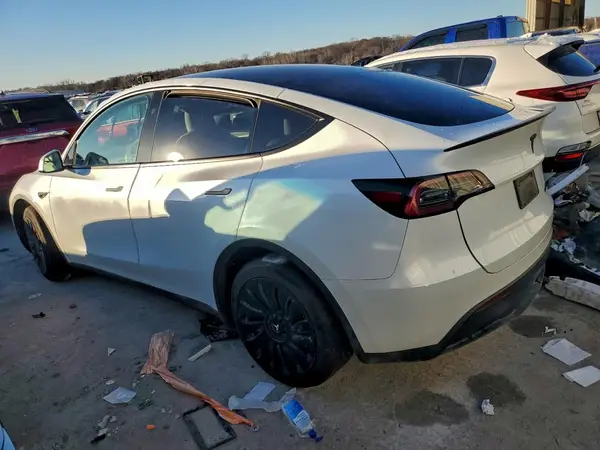 7SAYGAEE2SF227643 2025 TESLA MODEL Y - Image 2