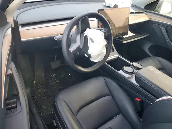 7SAYGAEE2SF257175 2025 TESLA MODEL Y - Image 8