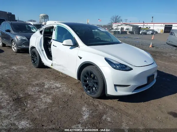 7SAYGAEE3NF337220 2022 TESLA MODEL Y - Image 1