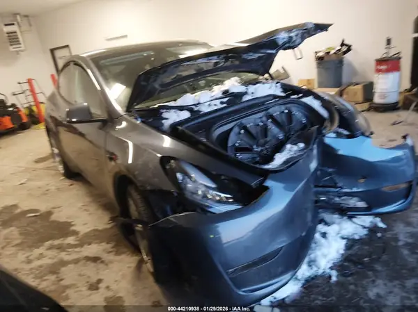 7SAYGAEE3NF468292 2022 TESLA MODEL Y - Image 1