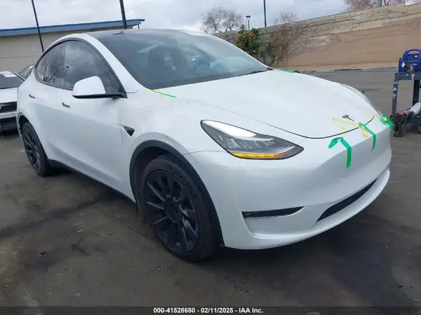 7SAYGAEE3NF575178 2022 TESLA MODEL Y - Image 1