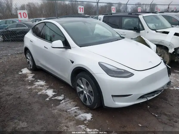 7SAYGAEE3PF960131 2023 TESLA MODEL Y - Image 1