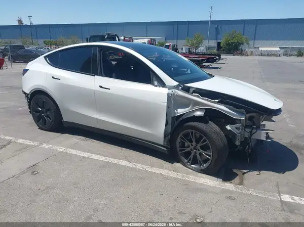 7SAYGAEE3RF157600 2024 TESLA MODEL Y - Image 1