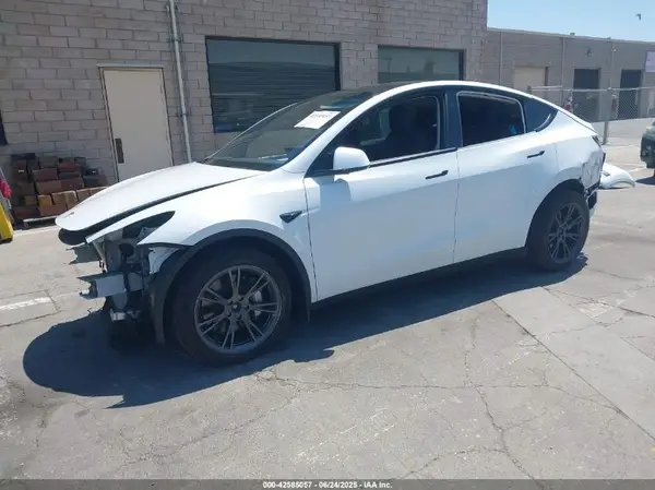 7SAYGAEE3RF157600 2024 TESLA MODEL Y - Image 2