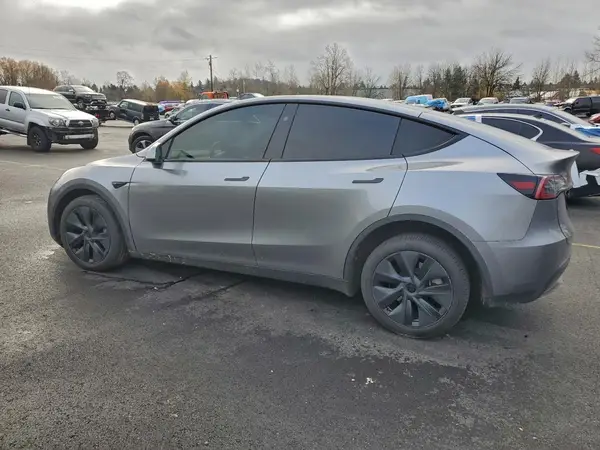 7SAYGAEE3SF221561 2025 TESLA MODEL Y - Image 2