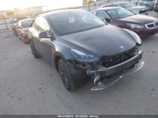 7SAYGAEE3SF257640 2025 TESLA MODEL Y - Image 1