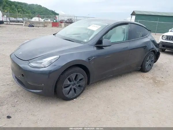 7SAYGAEE3SF264491 2025 TESLA MODEL Y - Image 2