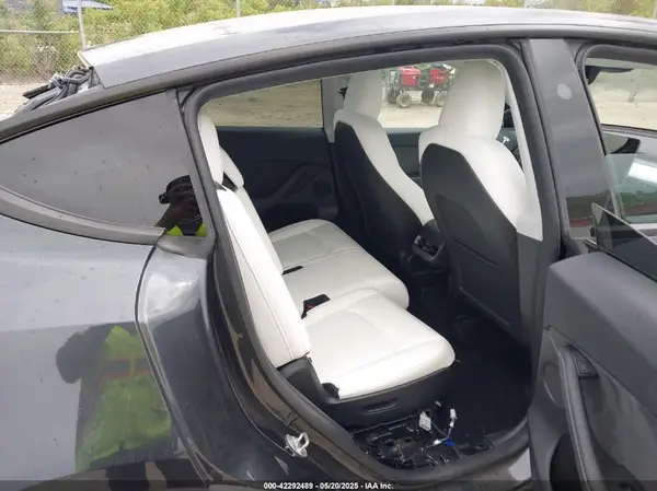 7SAYGAEE3SF264491 2025 TESLA MODEL Y - Image 8