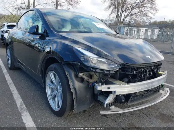7SAYGAEE4NF522330 2022 TESLA MODEL Y - Image 1