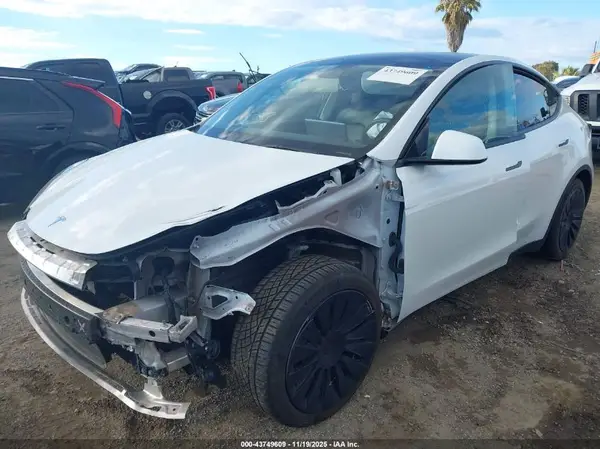 7SAYGAEE4NF574637 2022 TESLA MODEL Y - Image 2