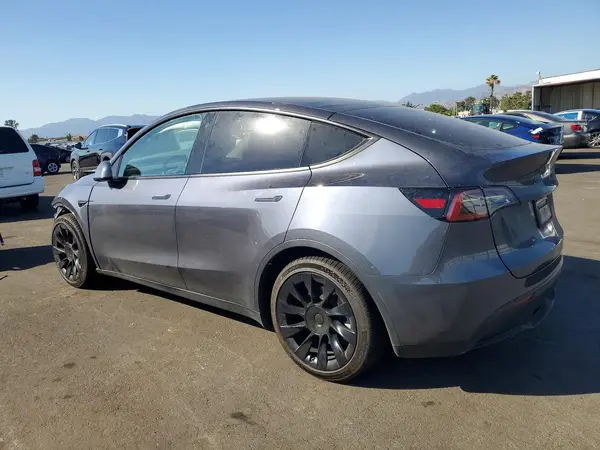7SAYGAEE4PF741727 2023 TESLA MODEL Y - Image 2