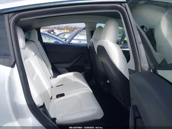 7SAYGAEE4PF856425 2023 TESLA MODEL Y - Image 8