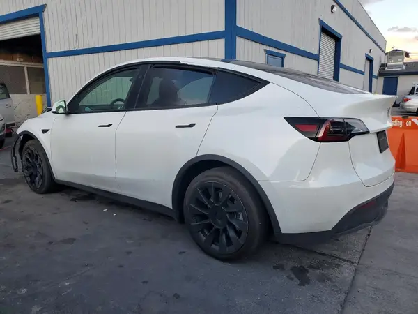 7SAYGAEE4PF880059 2023 TESLA MODEL Y - Image 2