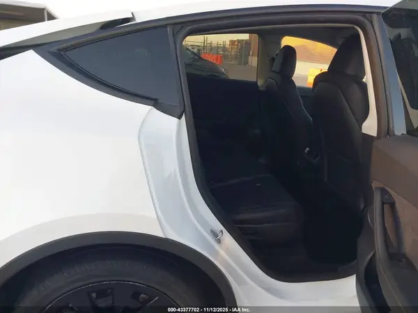7SAYGAEE4RF039040 2024 TESLA MODEL Y - Image 8