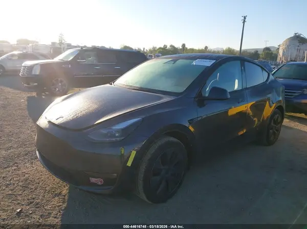 7SAYGAEE4RF104680 2024 TESLA MODEL Y - Image 2