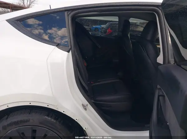 7SAYGAEE4RF111001 2024 TESLA MODEL Y - Image 8