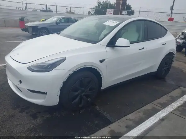 7SAYGAEE4RF206674 2024 TESLA MODEL Y - Image 2