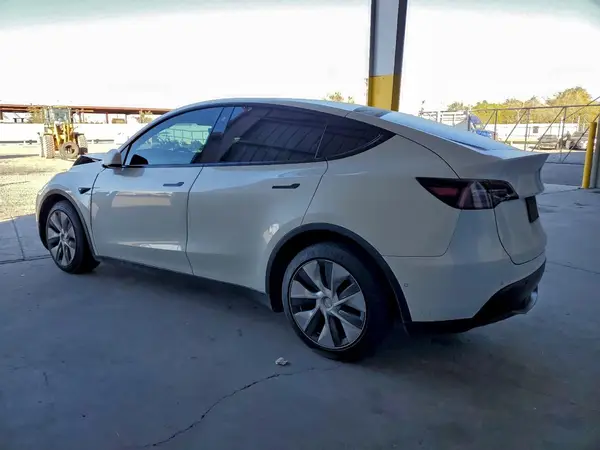 7SAYGAEE5NF325523 2022 TESLA MODEL Y - Image 2